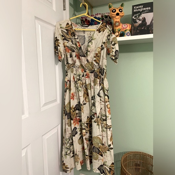 Beautiful Beige dress with exotic leaf decoration. - Picture 1 of 4